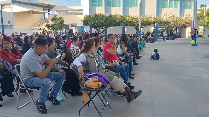 Los padres de familia acudieron a este evento.